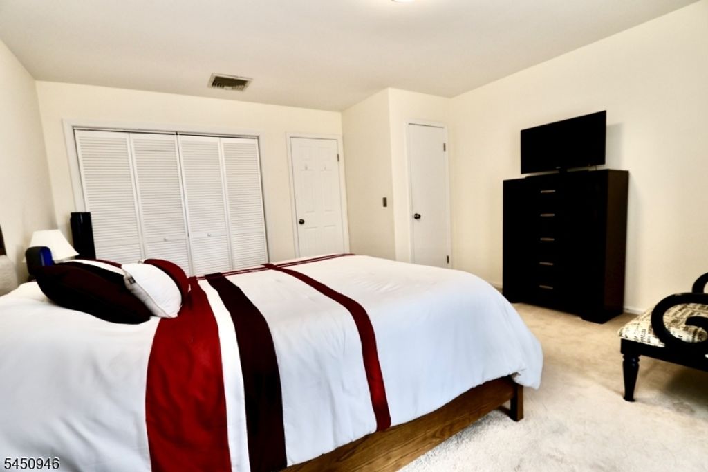 31 Willow Wood Sq 31, East Rutherford Boro, NJ 07073