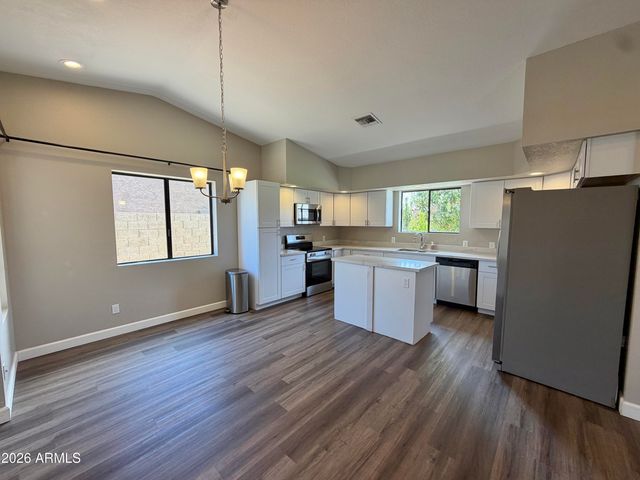5201 W MERCER Lane, Glendale, AZ 85304