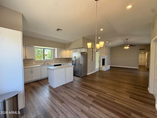 5201 W MERCER Lane, Glendale, AZ 85304
