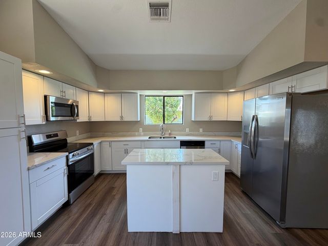 5201 W MERCER Lane, Glendale, AZ 85304