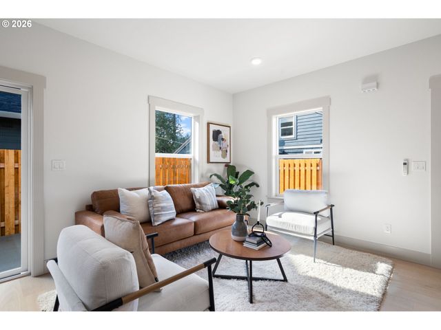 6909 Ne Multnomah St B, Portland, OR 97213