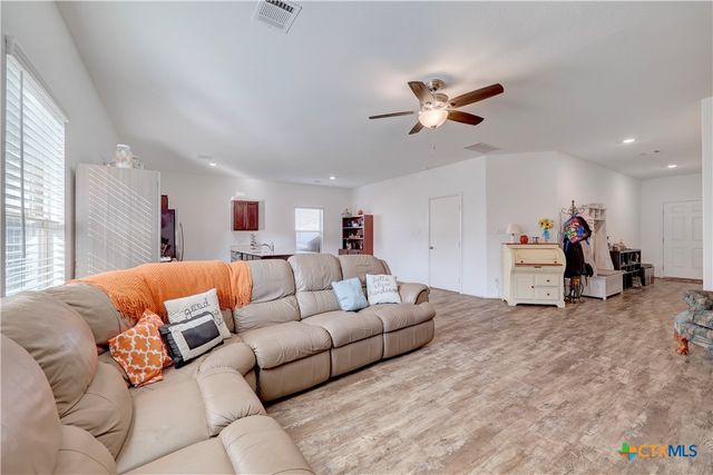 808 Circle Way 26H, Jarrell, TX 76537