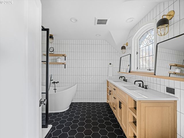 2804 Nw CUMBERLAND Rd, Portland, OR 97210