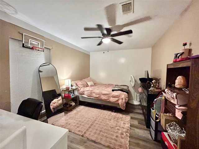 17 S Kaysie Street, Angleton, TX 77515