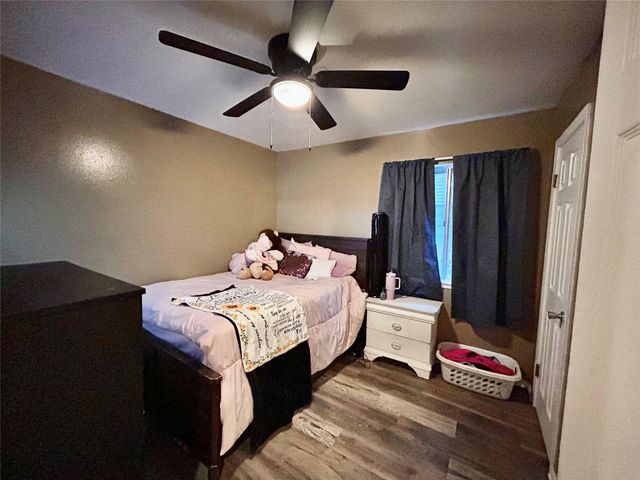 17 S Kaysie Street, Angleton, TX 77515