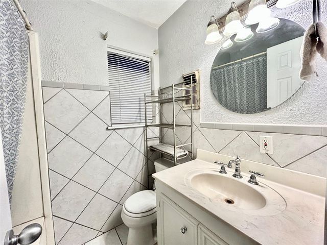 17 S Kaysie Street, Angleton, TX 77515