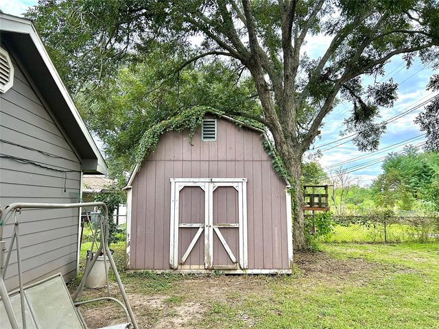 17 S Kaysie Street, Angleton, TX 77515