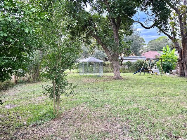 17 S Kaysie Street, Angleton, TX 77515