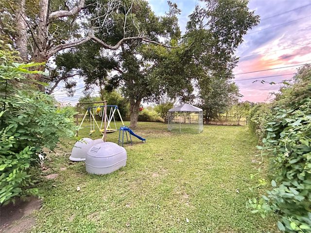 17 S Kaysie Street, Angleton, TX 77515