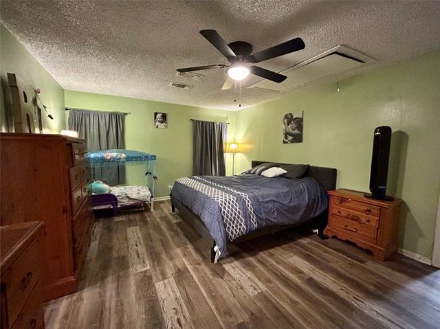 17 S Kaysie Street, Angleton, TX 77515