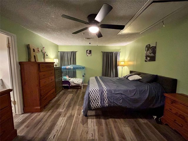 17 S Kaysie Street, Angleton, TX 77515