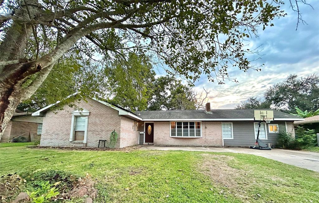 17 S Kaysie Street, Angleton, TX 77515