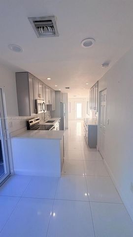 4680 NE 2nd Ave, Oakland Park, FL 33334