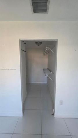 4680 NE 2nd Ave, Oakland Park, FL 33334