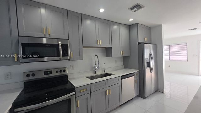 4680 NE 2nd Ave, Oakland Park, FL 33334