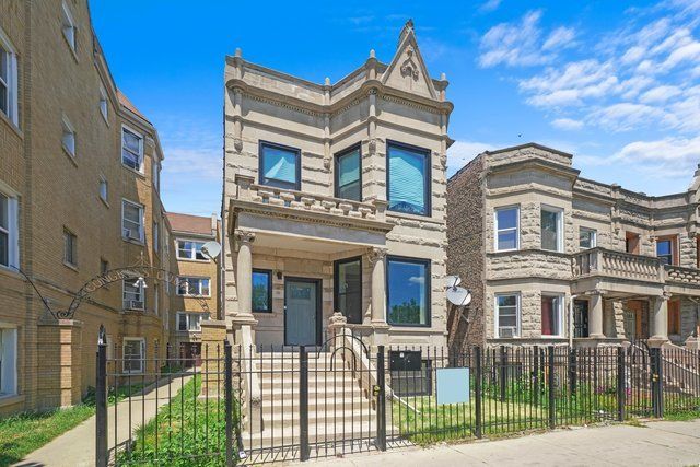 3912 W Congress Parkway, Chicago, IL 60624