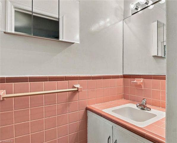 1201 Strathmore Circle, Winston-salem, NC 27104