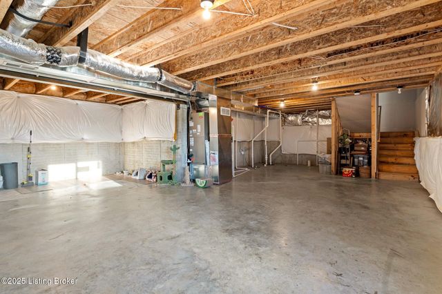 426 Birchwood Dr, Shepherdsville, KY 40165