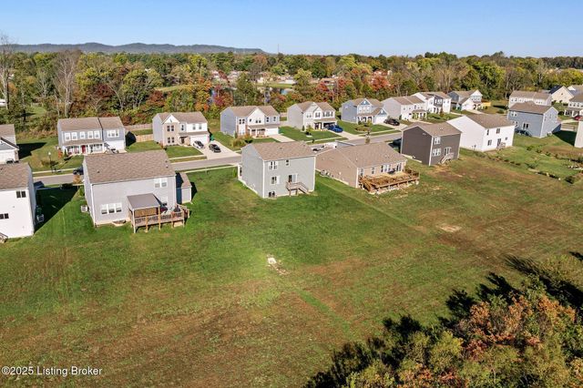 426 Birchwood Dr, Shepherdsville, KY 40165