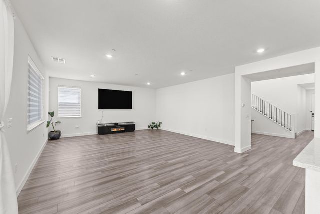 5672 SailRock, Sacramento, CA 95835