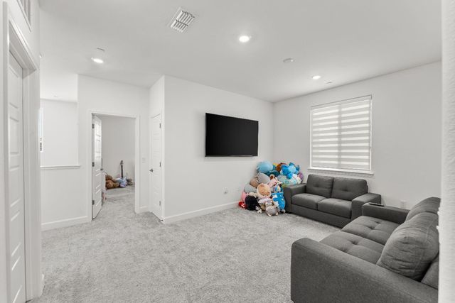 5672 SailRock, Sacramento, CA 95835