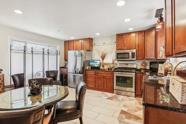 238 Frontage Road W, Northfield, IL 60093