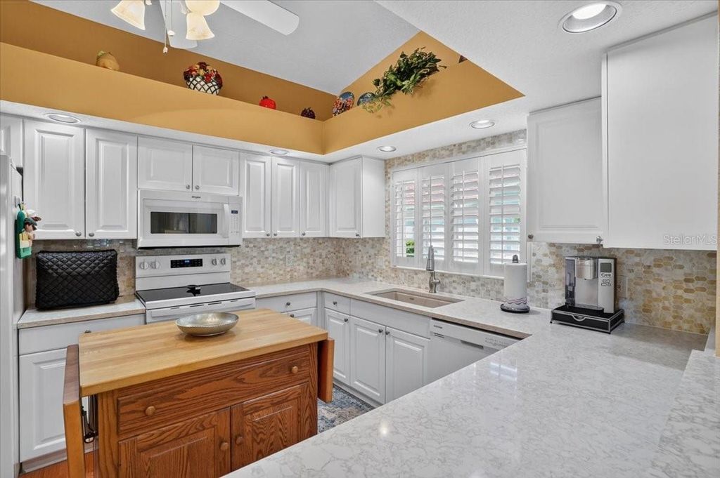 Image 18 of property listing at 7165 MELROSE PLACE, Bradenton, FL 34203