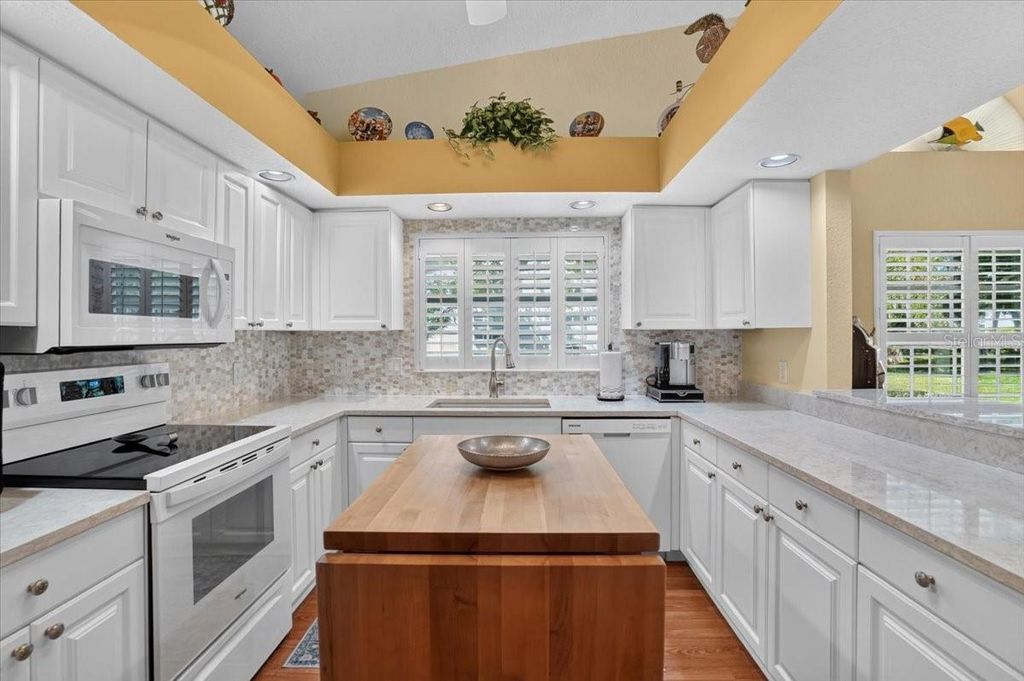 Image 21 of property listing at 7165 MELROSE PLACE, Bradenton, FL 34203