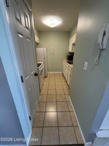 800 La Fontenay Ct, Louisville, KY 40223