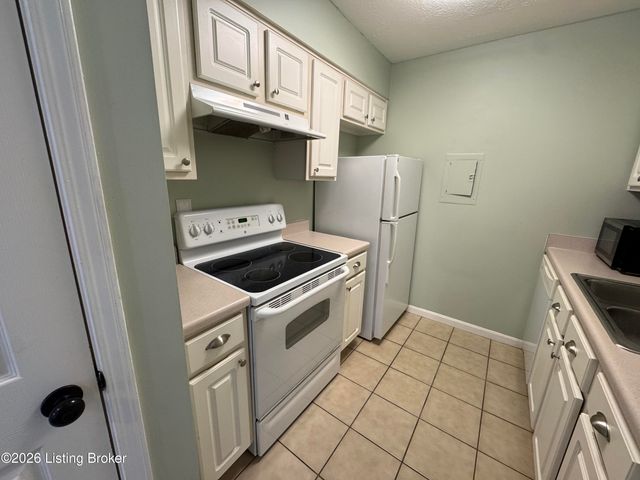 800 La Fontenay Ct, Louisville, KY 40223