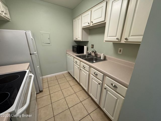 800 La Fontenay Ct, Louisville, KY 40223