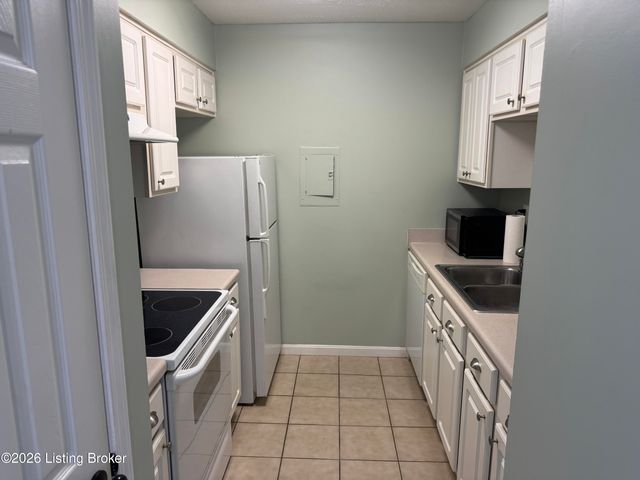 800 La Fontenay Ct, Louisville, KY 40223