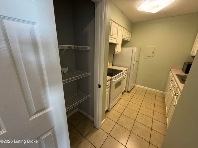 800 La Fontenay Ct, Louisville, KY 40223