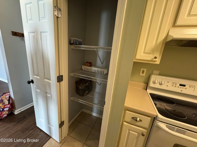 800 La Fontenay Ct, Louisville, KY 40223