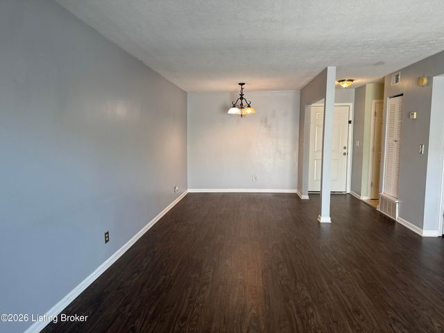 800 La Fontenay Ct, Louisville, KY 40223