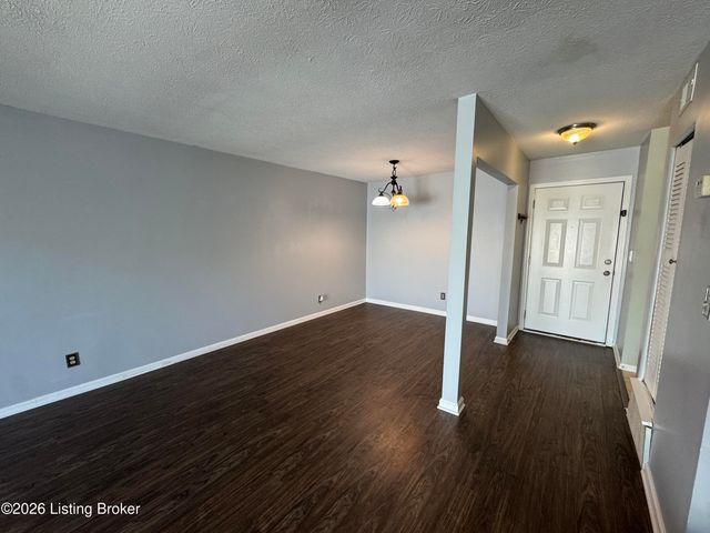 800 La Fontenay Ct, Louisville, KY 40223