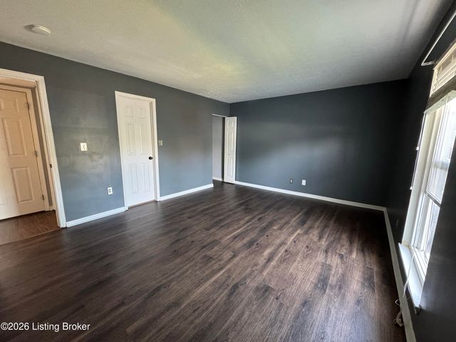 800 La Fontenay Ct, Louisville, KY 40223