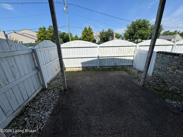 800 La Fontenay Ct, Louisville, KY 40223