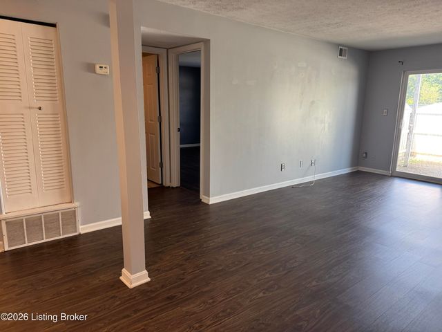 800 La Fontenay Ct, Louisville, KY 40223