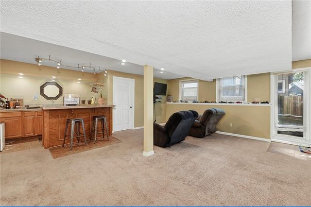 1732 NE 80th Place, Kansas City, MO 64118