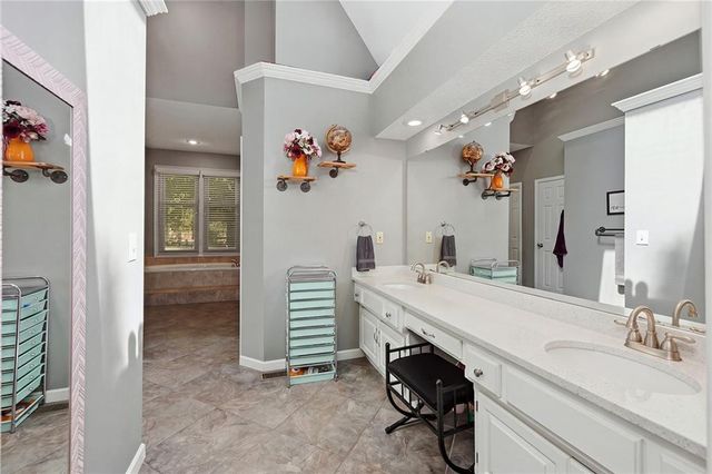 1732 NE 80th Place, Kansas City, MO 64118