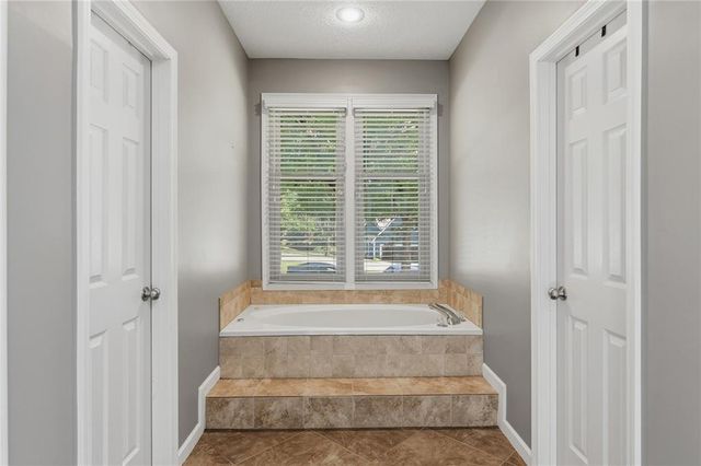 1732 NE 80th Place, Kansas City, MO 64118