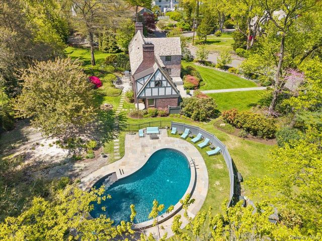1 Dundee Road, Larchmont, NY 10538