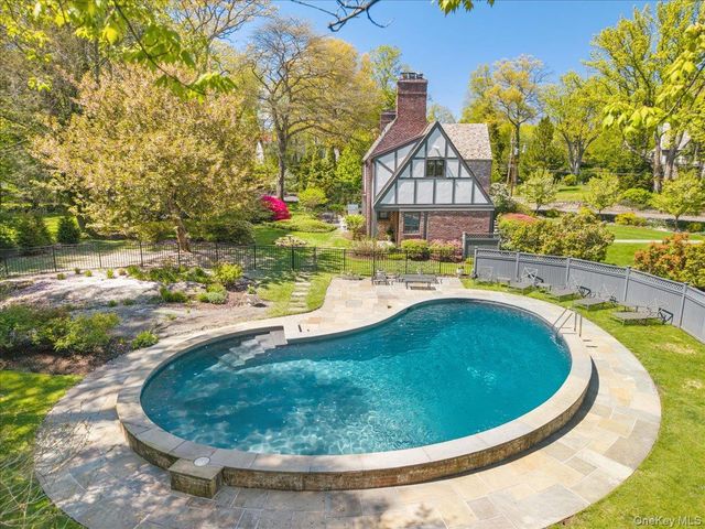 1 Dundee Road, Larchmont, NY 10538