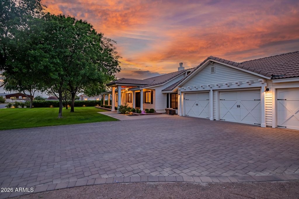 Image 2 of property listing at 2520 E WINCHESTER Drive, Gilbert, AZ 85297