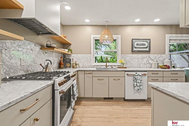 328 S 70 Avenue, Omaha, NE 68132