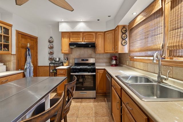 16 Morgan St, Fairhaven, MA 02719