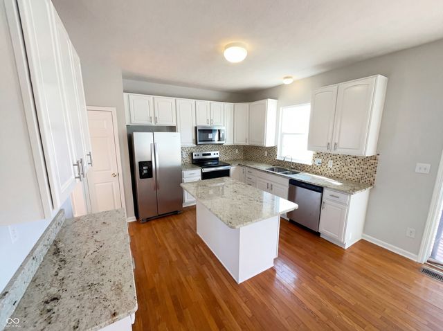 6767 Woodcliff Circle, Zionsville, IN 46077