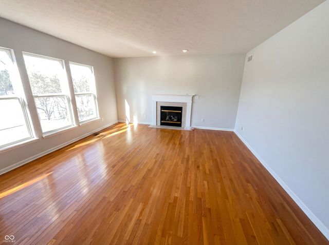 6767 Woodcliff Circle, Zionsville, IN 46077