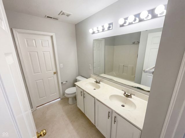 6767 Woodcliff Circle, Zionsville, IN 46077